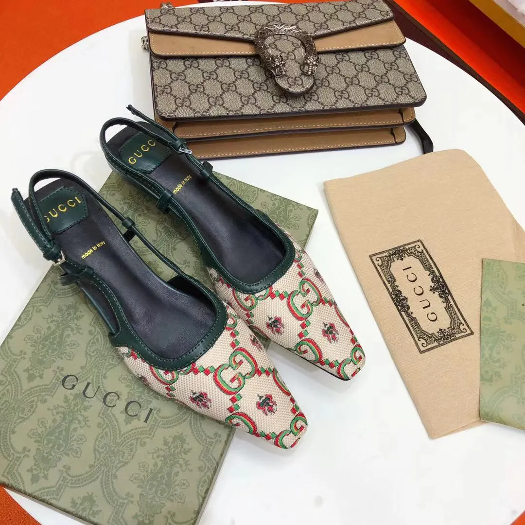 👟👟Ex-factory price 460👟👟 Gucci & Vintage 2025 spring new style second-hand original fabric/hot diamond mesh sandals, this series of sandals are so beautiful, you must buy them, Vintage things are like this, the longer they are, the more they taste👍🏻They are very elegant on the feet. Upper: Original Logo fabric Foot pads: Sheepskin Heel height: 4.5cm Sole: Genuine leather outsole Size: 34-41 (40 and 41 custom-made, non-refundable and non-exchangeable, with full set of packaging)